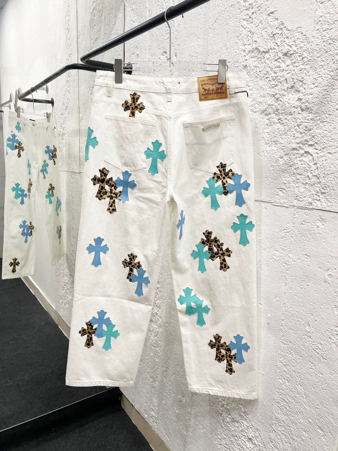 P250 Style number: H852 Chrome hearts & Chrome hearts 25ss blue leopard print cross patch leather jeans Chrome hearts’ logging pants are here! ! ! CH Croix Heart Double Knee Cross Patch Leather Bo1 Style Logging Pants Straight-leg Work Pants B136 Croix Heart Cross Sanskrit Overalls Price 24W Level, patchwork cross pattern embellishment, high-waisted washed jeans! ! Absolutely high-end luxury products, 1.9W level god-level single products, super popular products, made by top heavy industry, not to be missed. About Zangyin, this is an extremely luxurious fashion brand, which can also be called the nobles of the high street. It has always been an exclusive brand of some hipsters or rich second generation. Compared with ordinary high streets, it is more luxurious and noble. Compared with luxury brands, it has a more fashionable personality and has always been a brand that I have a special liking for. Imported yarn is custom-woven into high-density twill canvas, which ensures a crisp silhouette while also making the fabric feel very delicate. It follows the B01 classic silhouette, with a crisp and stylish upper body. The ready-made garments are stone-ground and fermented and washed, so they can be matched with any style. Buttons and zinc-brushed washable genuine YKK retro metal products. Double-layered canvas on the front. Perfect details. All hardware is perfect. Size: 30-32-34-36 Color: white pants, blue leather, leopard print
